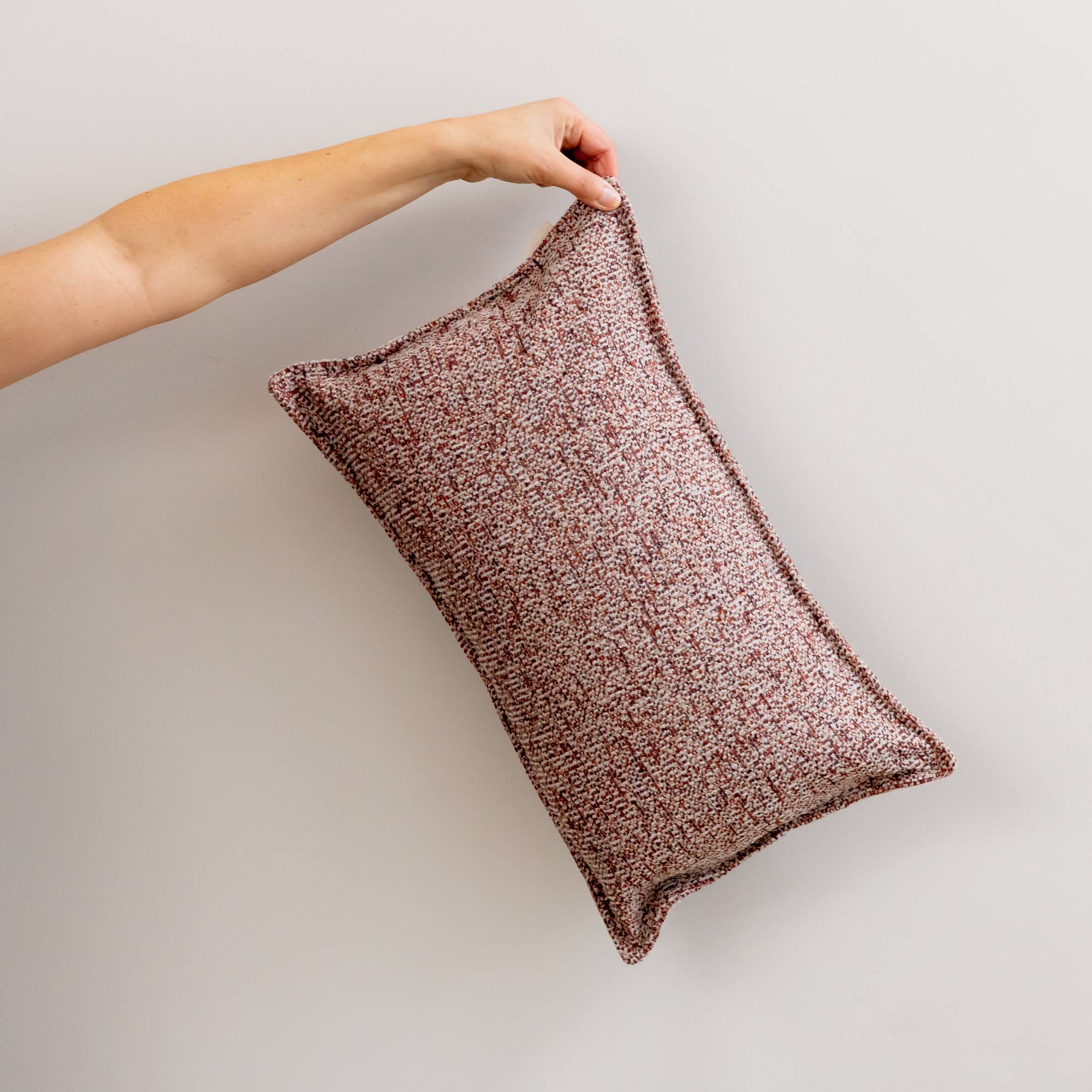 Sierkussen Fasano cherry 30x50 cm