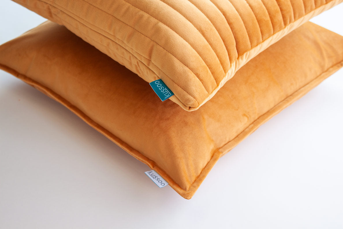 Sierkussen-fluweel-okergeel-set-van-2-kussens-detailfoto-van-de-fluwelenstof