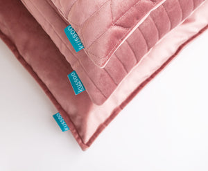 Sierkussen-fluweel-roze-set-van-3-kussens-detailfoto-van-de-stof