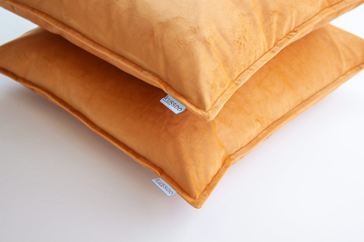 Sierkussen-fluweel-uni-okergeel-set-van-2-kussens-detailfoto-van-de-stof