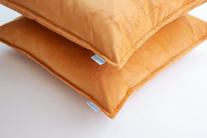 Sierkussen-fluweel-uni-okergeel-set-van-2-kussens-detailfoto-van-de-stof