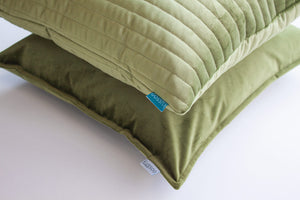 Sierkussen-fluweel-olijfgroen-set-van-2-kussens-detailfoto-van-de-fluwelenstof