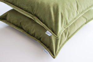 Sierkussen-fluweel-uni-olijfgroen-set-van-2-kussens-detailfoto-van-de-stof
