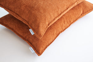 Sierkussen-fluweel-corduroy-cognac-kleur-set-van-2-kussens-detailfoto-van-de-stof